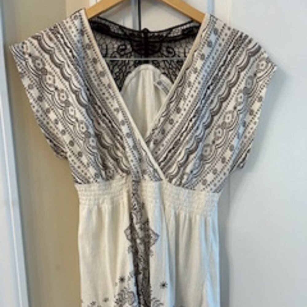Women's Top Brand: Versona Medium White & Brown Sleeveless V-Neck